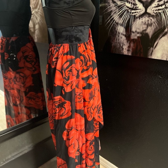❤️🖤NWOT-SEXY BLACK WITH RED ROSES DRESS WITH OPEN SIDES SZ M ❤️🖤 - Picture 6 of 9
